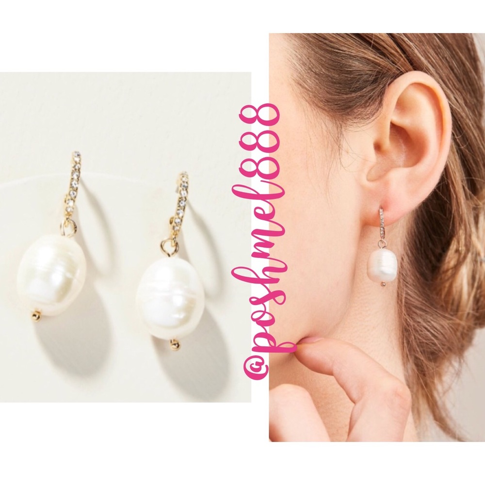 :: Stella & Dot Bohemian Pearl Huggie Earrings - Picture 1 of 8